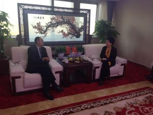 鄺遠(yuǎn)平與河南省工商聯(lián)副主席、鄭州市工商聯(lián)主席薛景霞